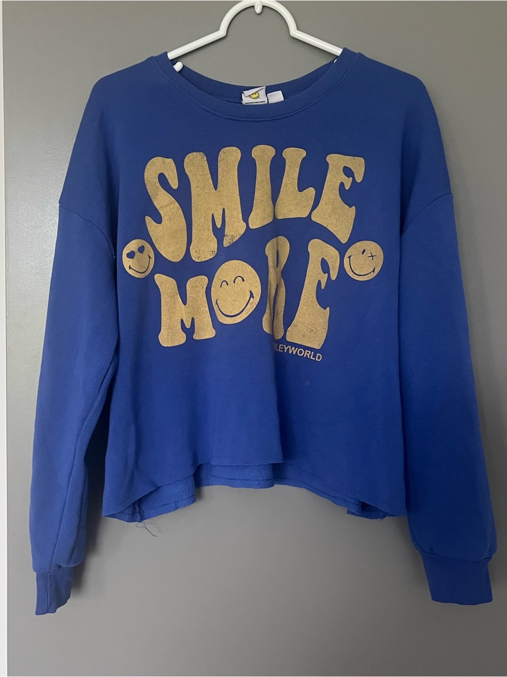 Smiley World Size XL Blue "Smile More" Graphic Cropped Sweatshirt